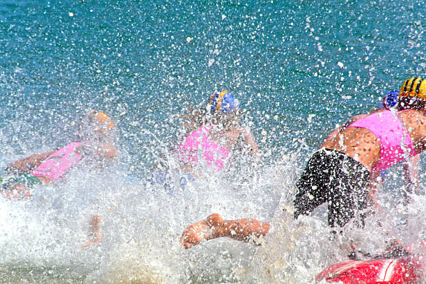 surf livesaving prancha de surf corrida começa entre violentos oceano surf - gold coast australia lifeguard sea imagens e fotografias de stock