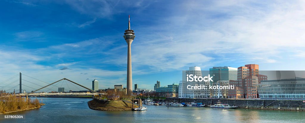 Düsseldorf Stadt mit Blick auf den MedienHafen, Deutschland - Lizenzfrei Rheinturm Stock-Foto