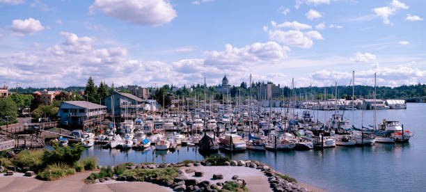 puerto de olympia, el capitolio y la ciudad - olympia washington fotografías e imágenes de stock