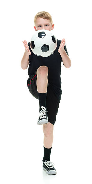 kleiner junge spielt mit fußball kugel - soccer child indoors little boys stock-fotos und bilder