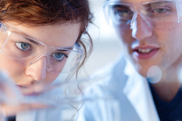 close-up de investigação scienctists chemists trabalhando em laboratório horizontal - scientist women research scientific experiment - fotografias e filmes do acervo