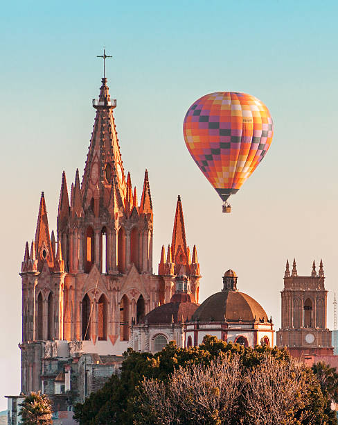 aria palloncini e la parroquia de san miguel de arcangel - san miguel foto e immagini stock