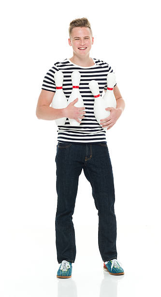 sorridente maschio holding birillo da bowling - bowling ten pin bowling male sportsman foto e immagini stock
