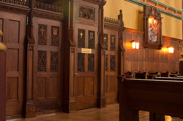 beichtstuhl in der kathedrale von madeline - confession booth penance catholicism church stock-fotos und bilder