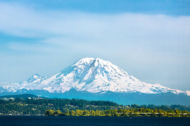 monte rainier y el lago washington - monte rainier fotografías e imágenes de stock
