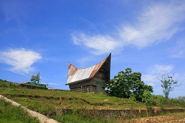 традиционные batak дом на остров самосир, суматра, индонезия - lake tufa sumatra house стоковые фото и изображения