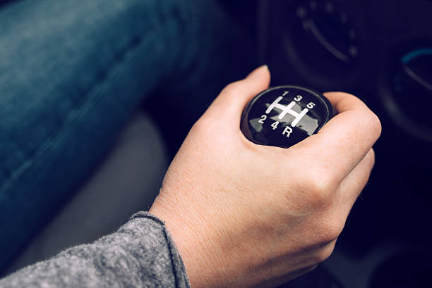 motorista do sexo feminino mão transferência equipamento manualmente - manually imagens e fotografias de stock