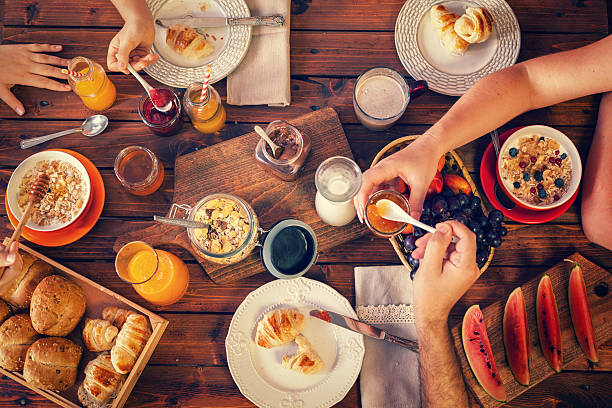 giovane famiglia felice di avere la colazione - cheese loaf foto e immagini stock