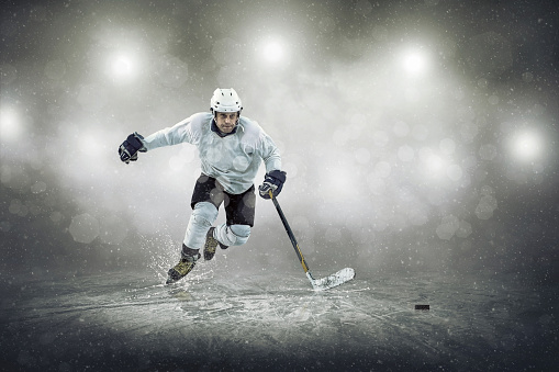 Jugador de hockey sobre hielo en el ice, al aire libre photo