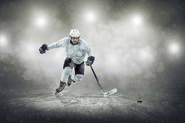 hockey player na lodzie, na zewnątrz - sport winter speed skating speed zdjęcia i obrazy z banku zdjęć