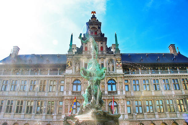 fontana di brabo statua municipio e anversa, belgio - brabo foto e immagini stock