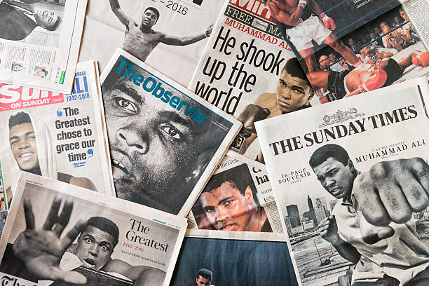 muhammad ali en periódico página frontal tributos - muhammad ali fotografías e imágenes de stock