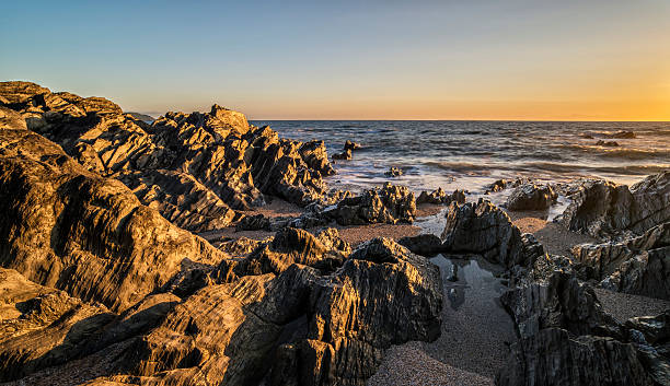 schöne lebendige sonnenuntergang landschaft bild von sanften meer gegen roc - devon north devon sunset multi colored stock-fotos und bilder