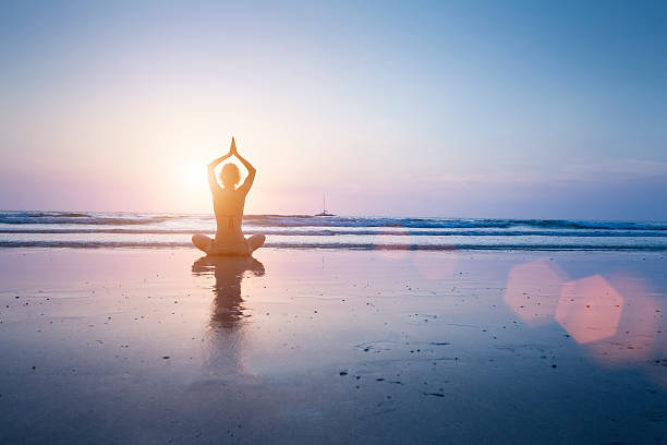 mujer practicar yoga en la playa - equanimity fotografías e imágenes de stock