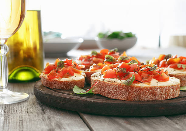 bruschetta com tomate, queijo de cabra e manjericão - bread cheese bruschetta canape - fotografias e filmes do acervo