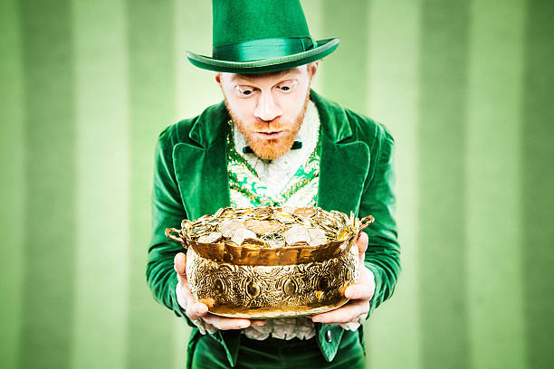 leprechaun-kobold mann mit pot of gold - leprechaun holiday stock-fotos und bilder