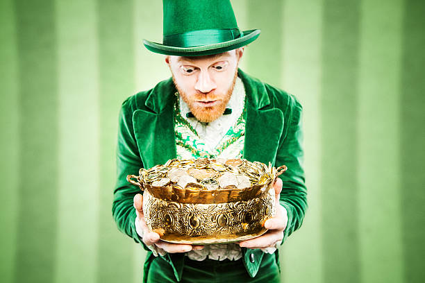 leprechaun człowiek z garnek złota - leprechaun holiday zdjęcia i obrazy z banku zdjęć