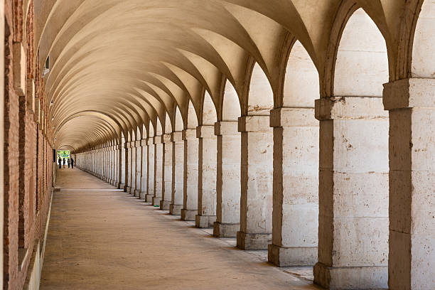 portici di aranjuez, madrid - ancient column past arch foto e immagini stock