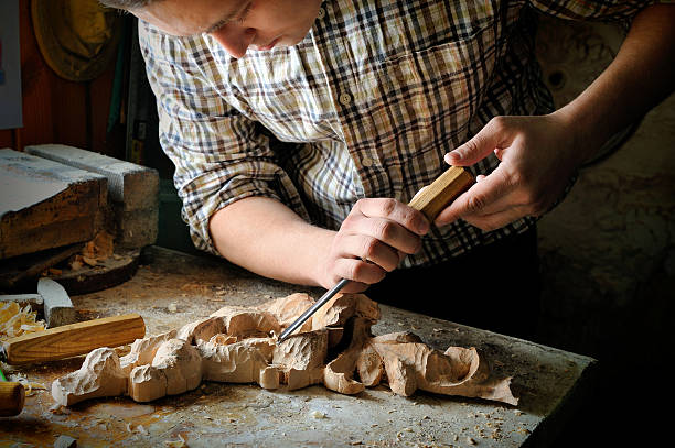artesanato de madeira esculpido com cortador - customs and excise - fotografias e filmes do acervo