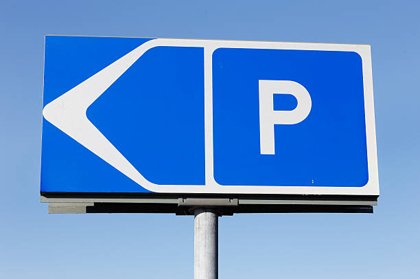 parken wegweiser - letter p parking sign parking lot sweden stock-fotos und bilder