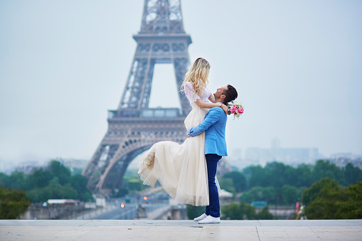 Recién casados pareja en París, Francia photo