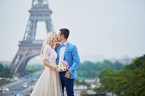 recién casados pareja en parís, francia - honeymoon wedding paris france bride fotografías e imágenes de stock