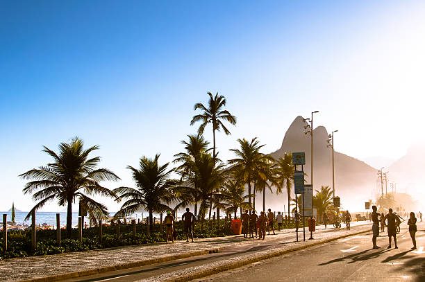 strand von ipanema - ipanema district stock-fotos und bilder