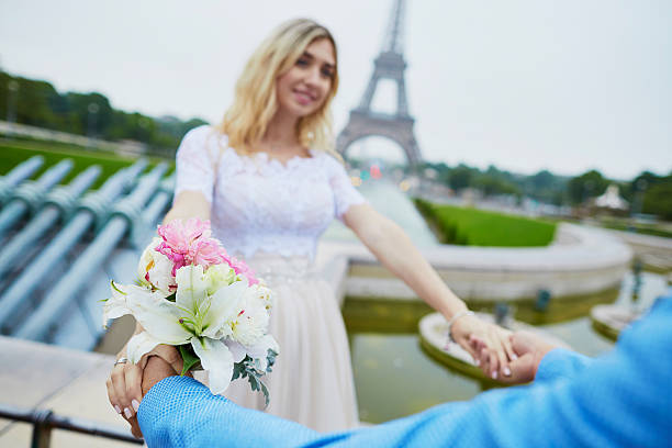 appena sposata coppia a parigi, francia - honeymoon wedding paris france bride foto e immagini stock