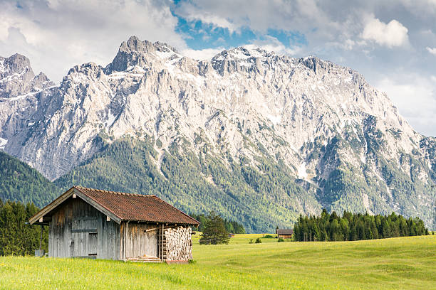 istock Alpine barn in the Karwendel Mountain range 537867198