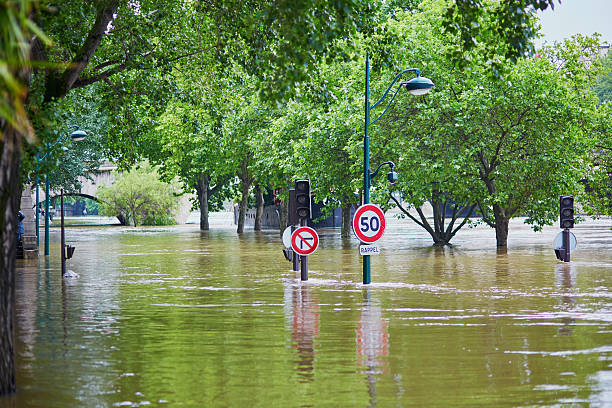 inundación en parís - river road sign road sign fotografías e imágenes de stock