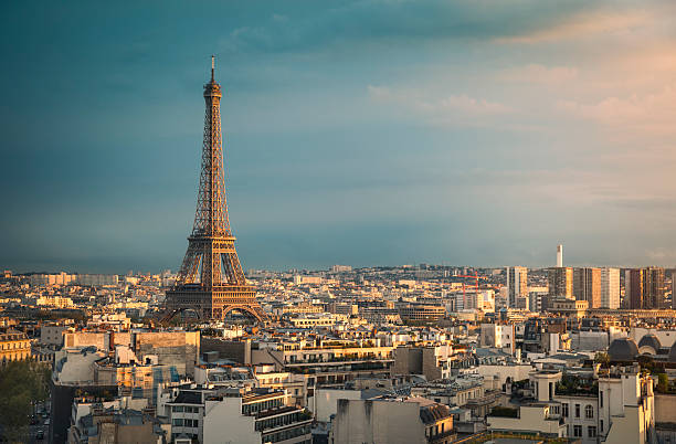 スカイラインの中には、パリのエッフェル塔のサンセット（パリ（フランス） - gustav eiffel ストックフォトと画像