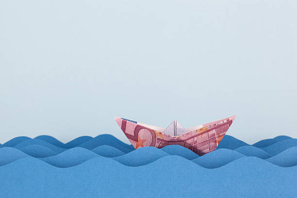 euro bateau nageant sur les vagues de papier - Photo