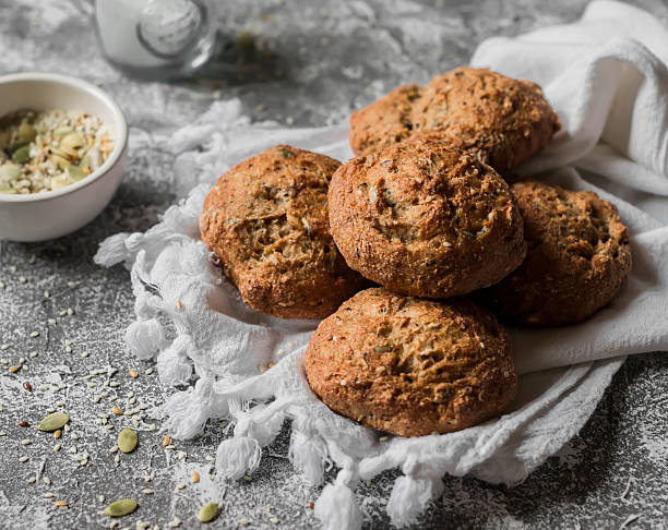 multi granos de trigo entero buns sobre un fondo gris piedra. - whole wheat fotografías e imágenes de stock