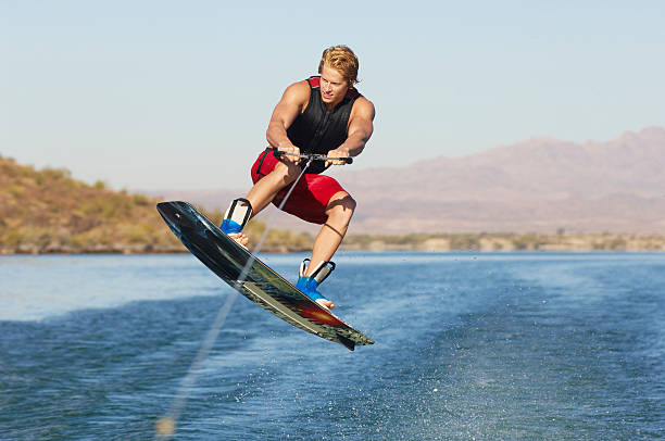 若い朝のボーダー - wakeboarding waterskiing water sport stunt ストックフォトと画像