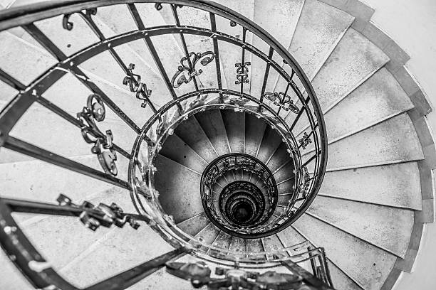 die wendeltreppe st. stephen's basilica. budapest, ungarn - personal perspective vanishing point diminishing perspective staircase stock-fotos und bilder