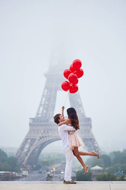 lindo romântico casal perto da torre eiffel em paris - paris france eiffel tower love kissing imagens e fotografias de stock