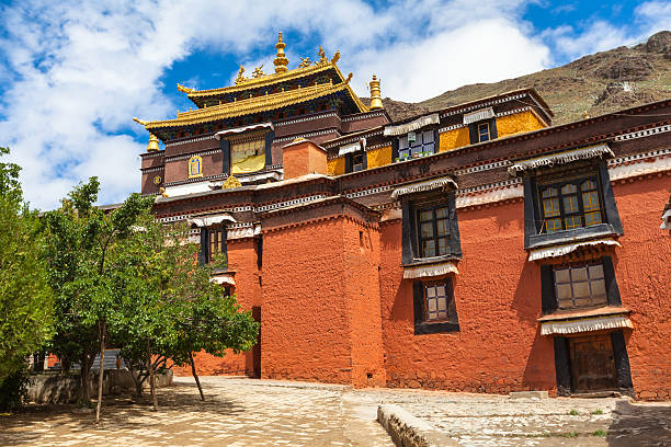 tashilhunpo monasterio en shigatse - lamaism fotografías e imágenes de stock