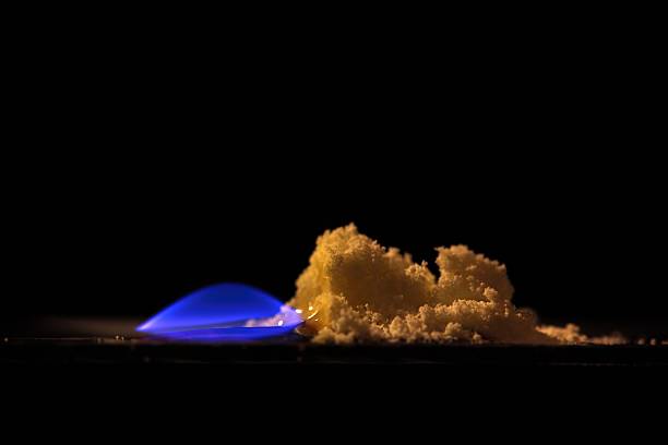 燃焼 硫黄 - sulphur ストックフォトと画像