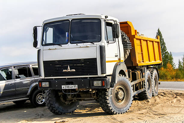 6517 マズ - country road trucking car yellow ストックフォトと画像