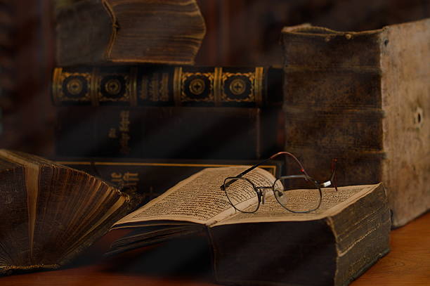 antichi libri con occhiali da lettura in una camera polvere - book dust old retro revival foto e immagini stock