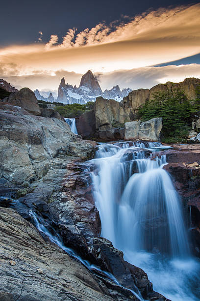 mt fitz roy z wodospadem, park narodowy los glaciares - mt sarmiento zdjęcia i obrazy z banku zdjęć