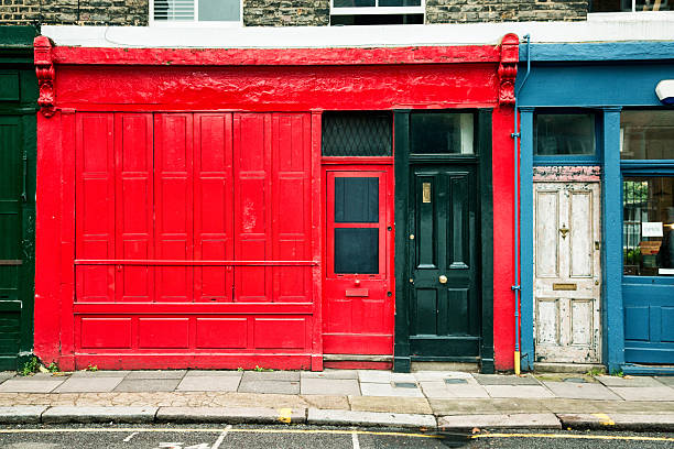 rojo brillante cerradas frente de tienda - london store fotografías e imágenes de stock
