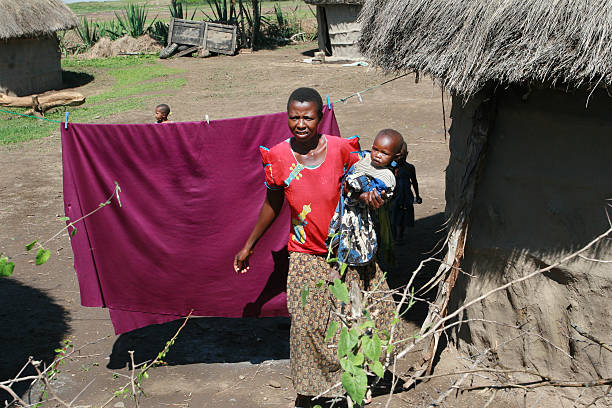 maasai village foncé femme dépouillé peut accueillir un enfant. - oprah winfrey network photos et images de collection