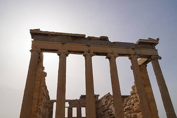 erechthéion de l'acropole à athènes, en grèce. - statue greek culture neptune greece photos et images de collection