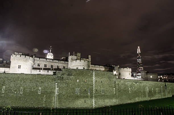 숙박 ~의 뷰 벽면 런던 타워, 고층빌딩과 미진 - local landmark international landmark middle ages tower of london 뉴스 사진 이미지