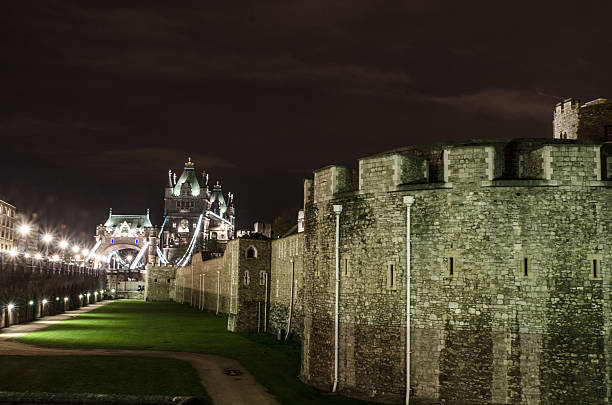 夜景の街、ロンドンのタワーブリッジタワー後ろ - local landmark international landmark middle ages tower of london ストックフォトと画像