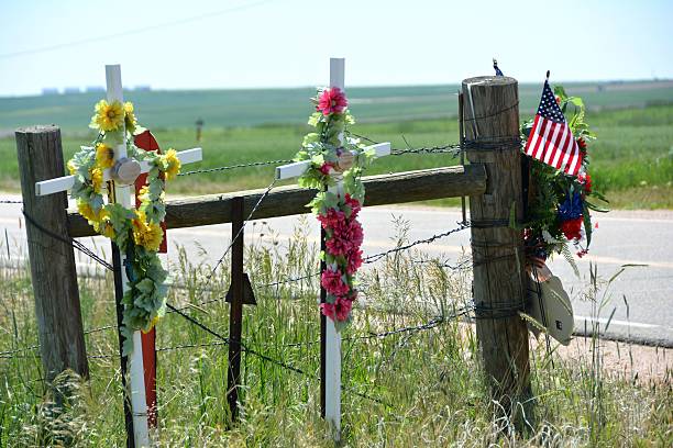 de carretera memorial - memorial roadside cross cross shape fotografías e imágenes de stock