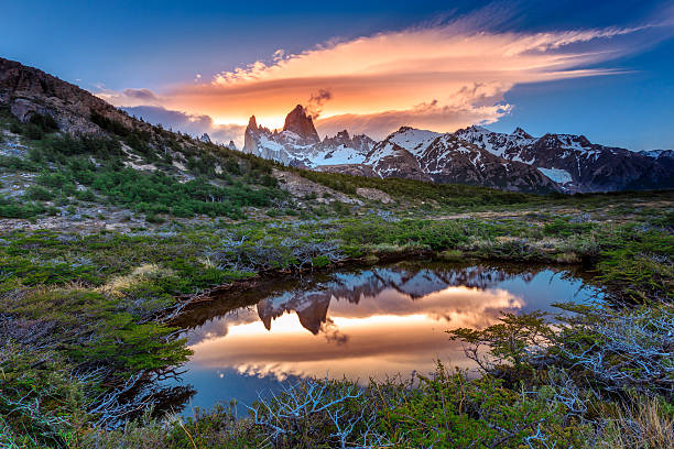 odbicie mt fitz roy w wodzie, los glaciares - mt sarmiento zdjęcia i obrazy z banku zdjęć