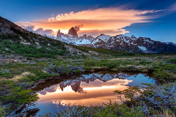 水の中のフィッツロイ山の反射、ロスグラシアレス - mt sarmiento ストックフォトと画像