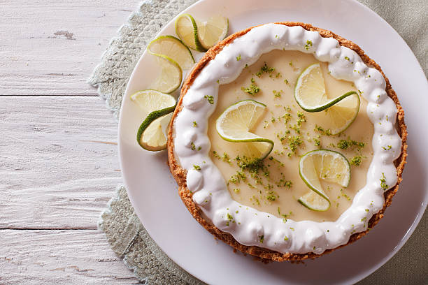 clé tarte au citron vert avec de la crème fouettée. horizontal vue du haut - key lime pie dessert pie pastry photos et images de collection